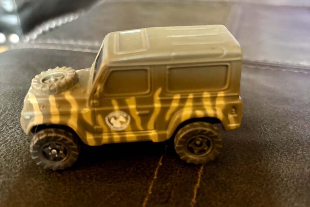 Land Rover Defender 110 Jungle Adventure Toy Car Camo